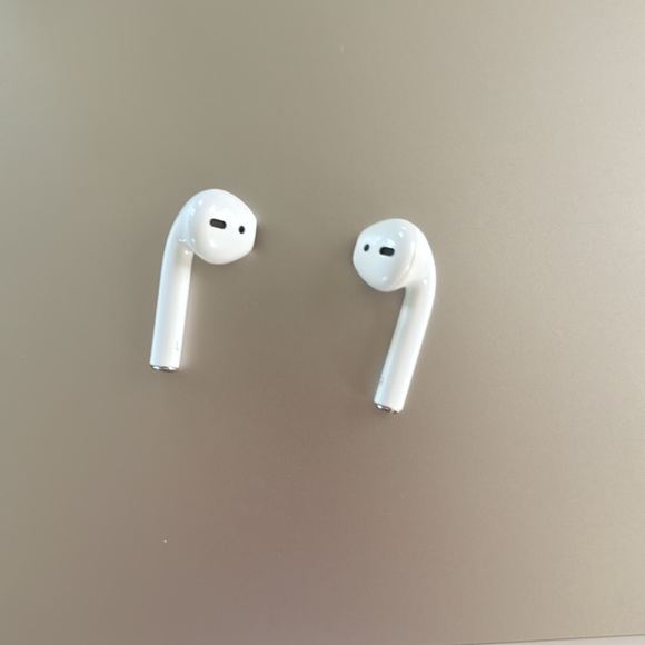 AirPods 1 with charging case (adult owned) - Picture 7 of 12